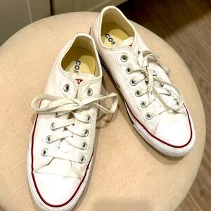 Converse All Star women’s White canvas sneakers size 7.